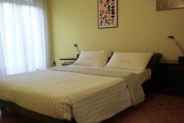 Room 6 of 8