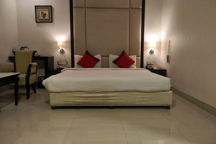 Room 6 of 18