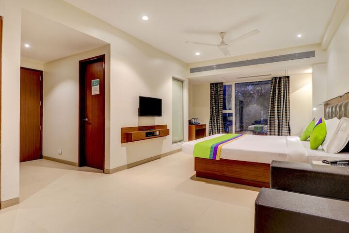 Room 25 of 40