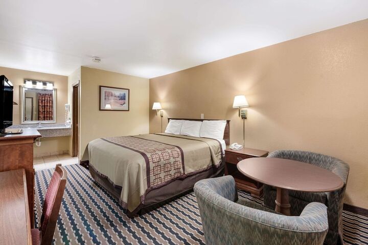 1 King Bed (5 of 10)