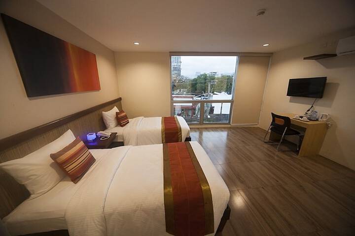 Room 13 of 40