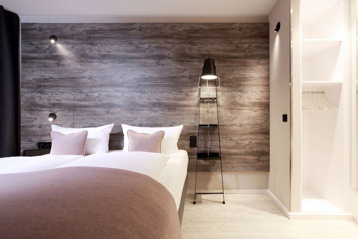 Room 12 of 80