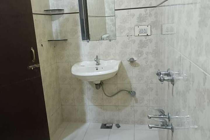 Room 10 of 16
