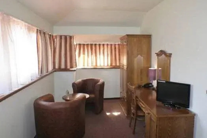 Room 4 of 20
