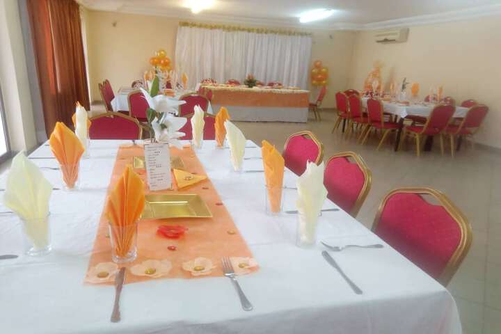 Dining 7 of 12