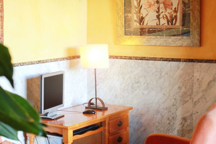 Business Center 26 of 28