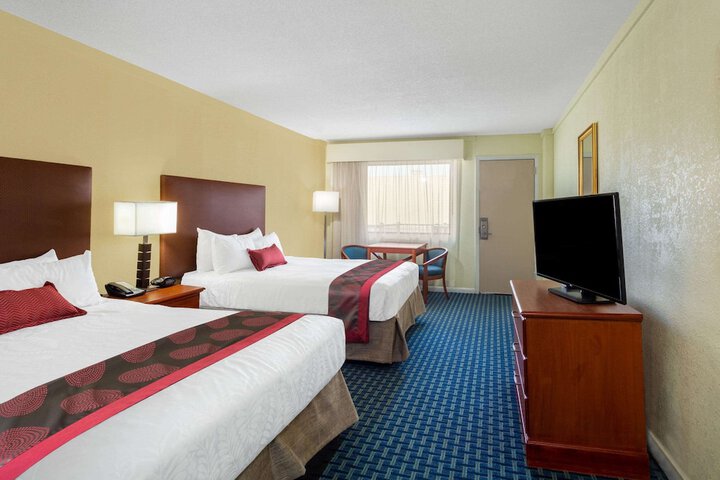 2 Queen Beds Mobility Accessible (8 of 37)