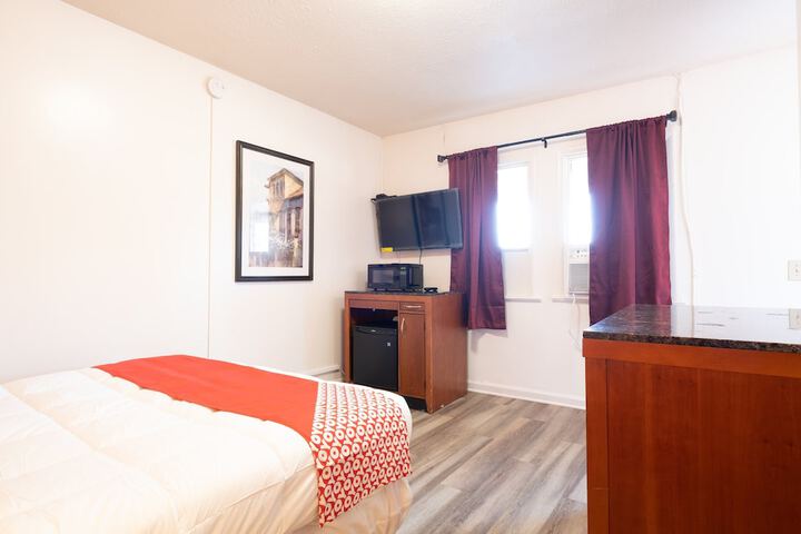 1 Queen Bed (7 of 13)