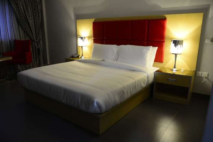Room 6 of 16
