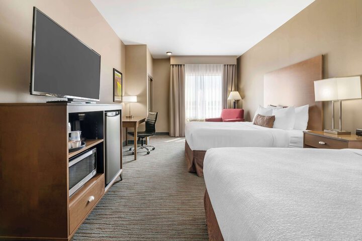 2 Queen Beds Microwave and Refrigerator WiFi Full Breakfast (11 of 21)