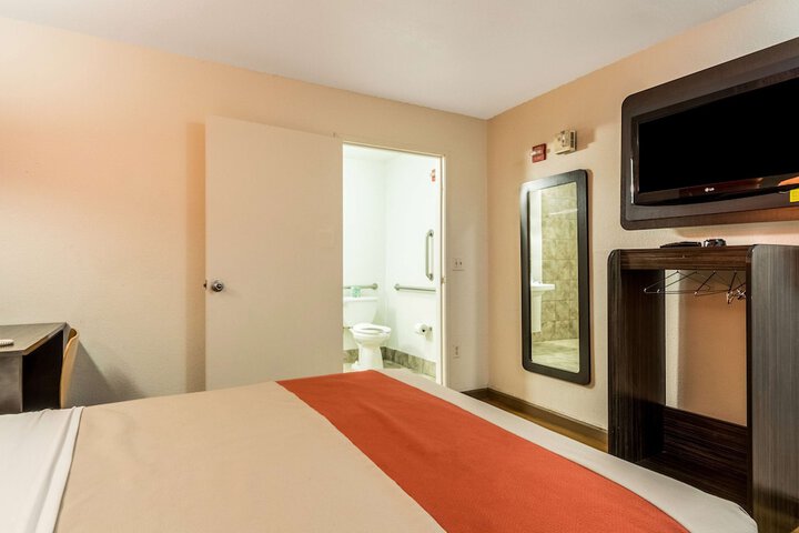 1 Queen Bed (12 of 16)