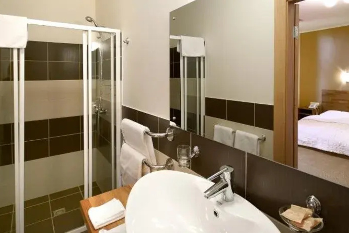 Room 6 of 15
