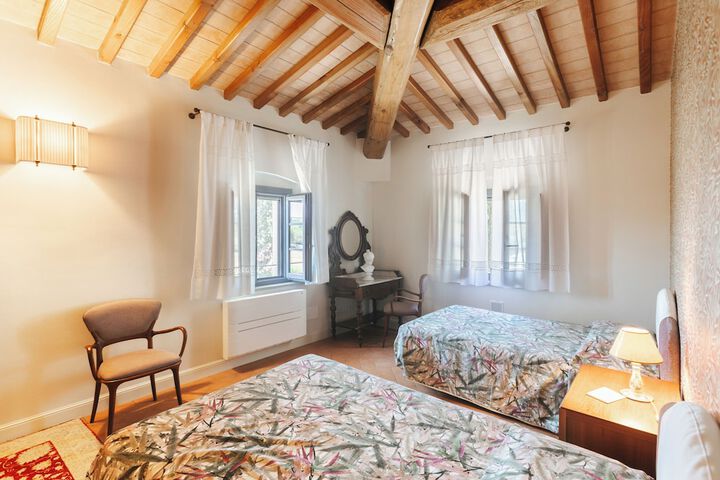 Room 11 of 27