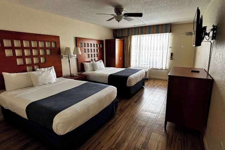 2 Queen Beds (9 of 33)