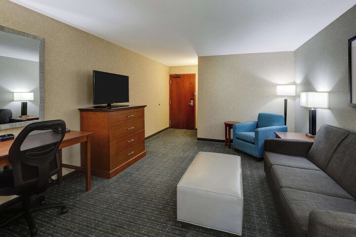Room 10 of 77