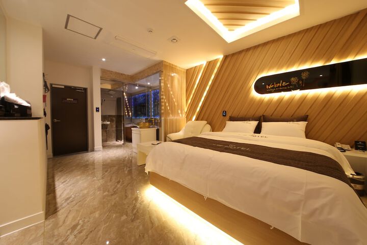 Room 5 of 65