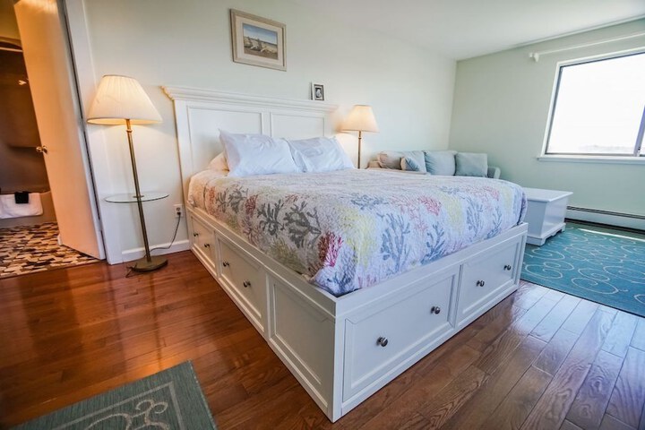 Room 5 of 18