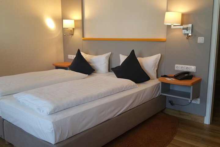 Room 8 of 76