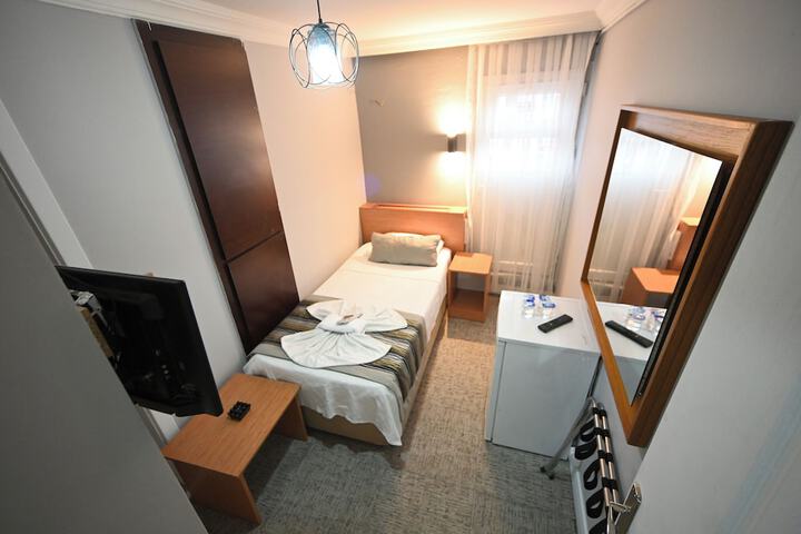 Room 7 of 99