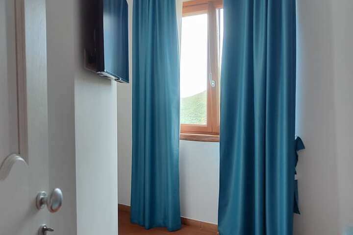 Room 10 of 34
