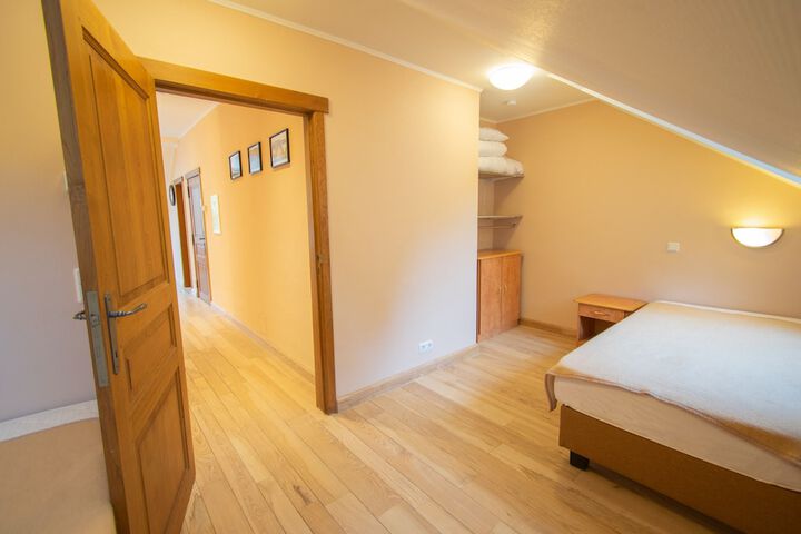 Room 7 of 82