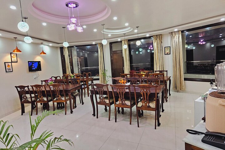 Dining 62 of 77
