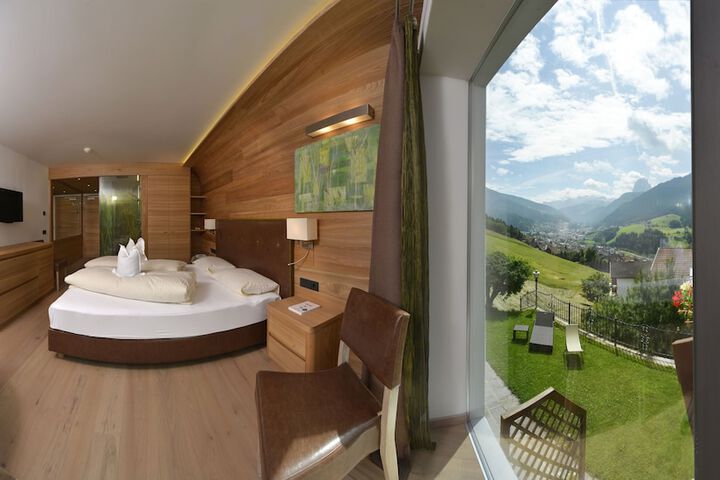 Room 4 of 100
