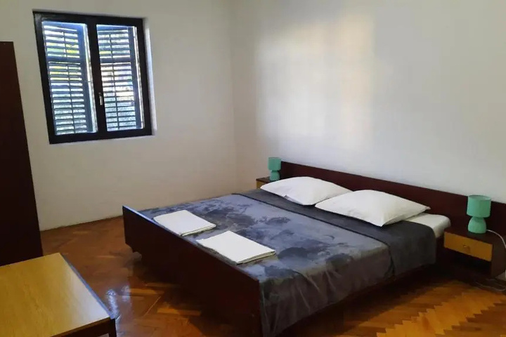 Room 3 of 8