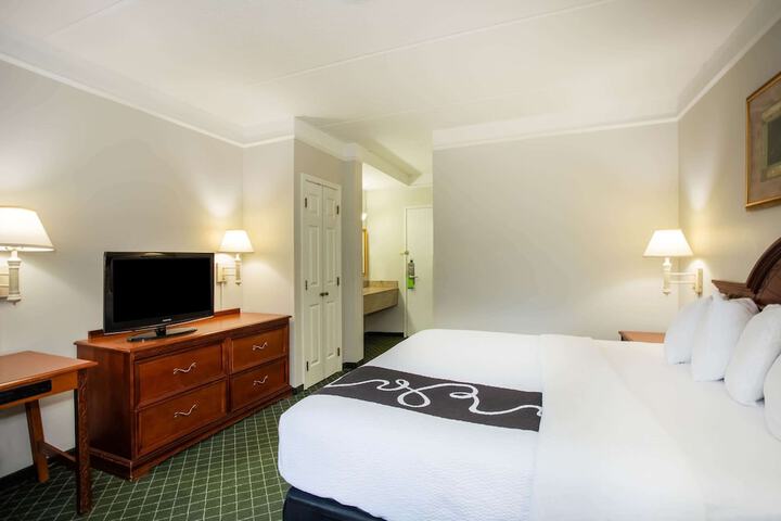 1 King Bed (14 of 19)