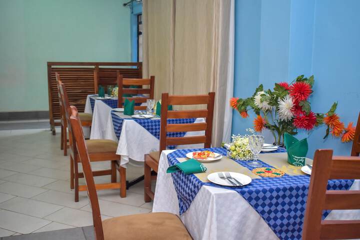 Dining 8 of 17