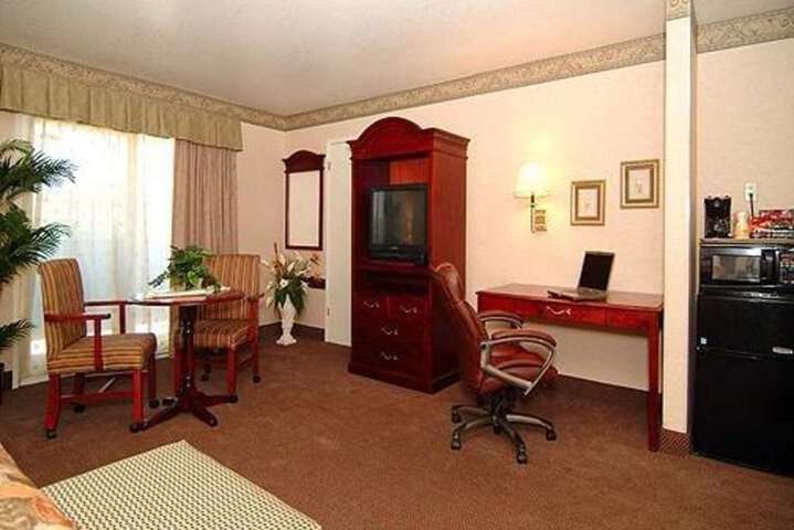 Well-equipped guest room