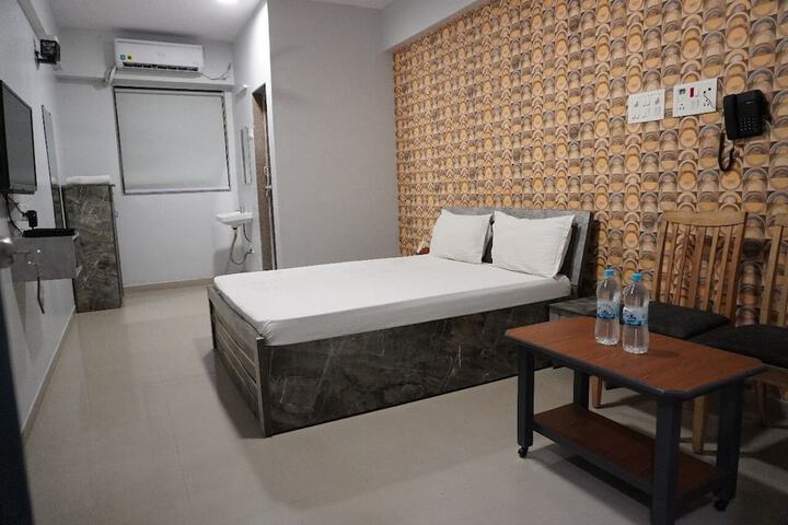 Room 7 of 9