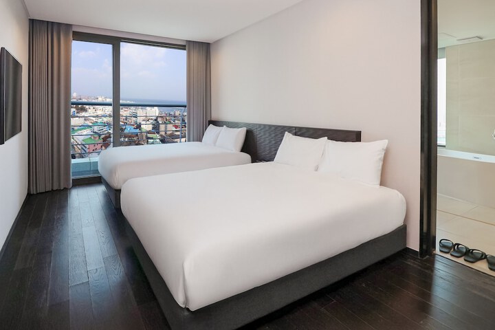 Room 12 of 48