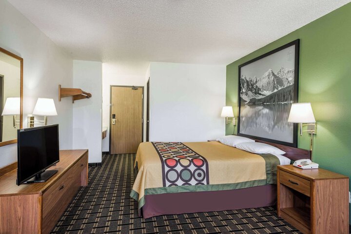 1 Queen Bed (6 of 9)