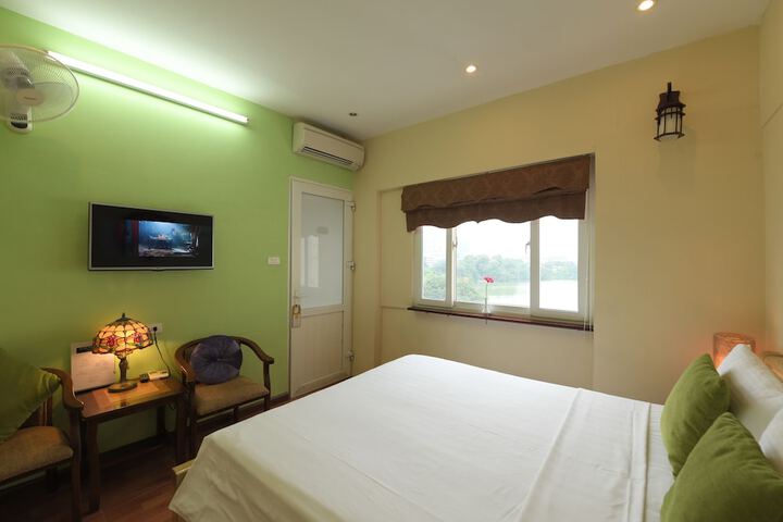 Room 13 of 30