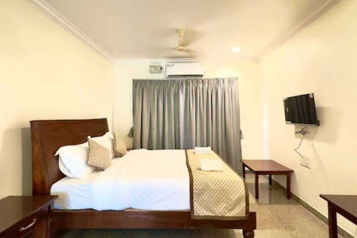 Room 4 of 25