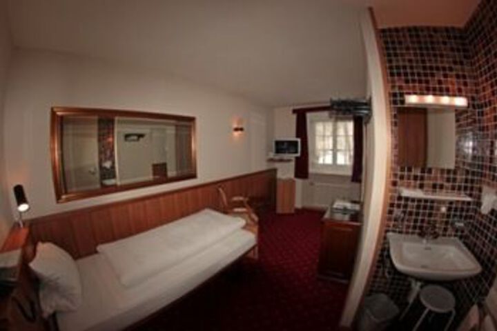 Room 65 of 106