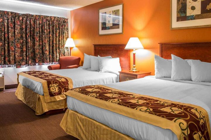 2 Queen Beds (2 of 8)