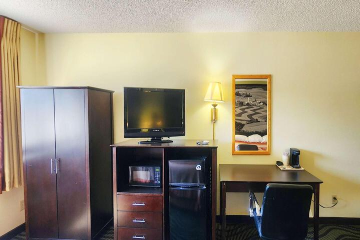 1 King Bed Efficiency Room (4 of 9)