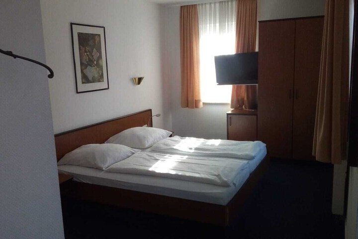 Room 2 of 38