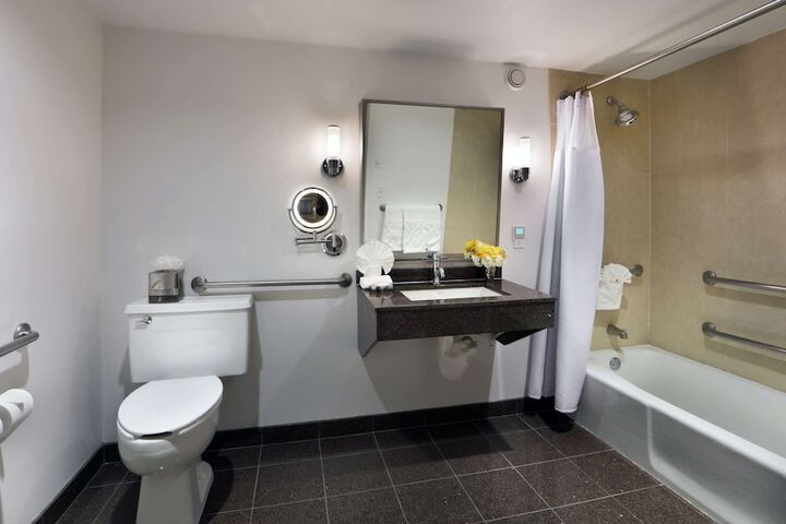 Good Vibes 1 Queen Mobility Hearing Accessible Tub (5 of 16)