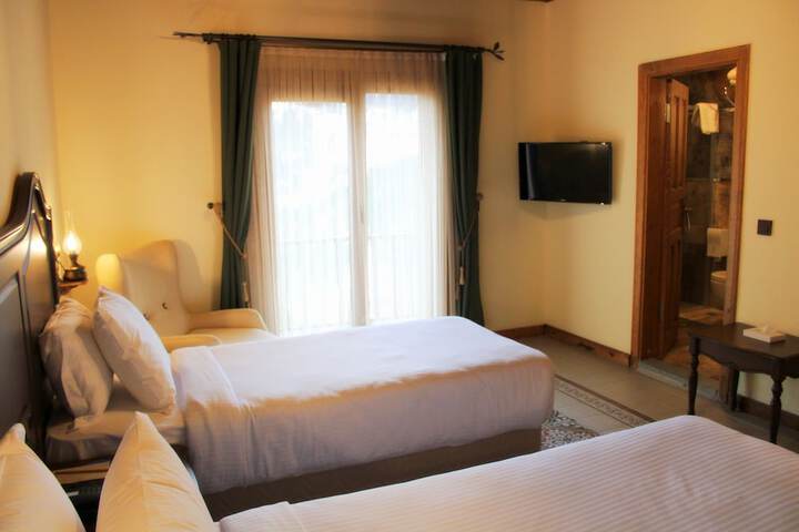 Room 28 of 102