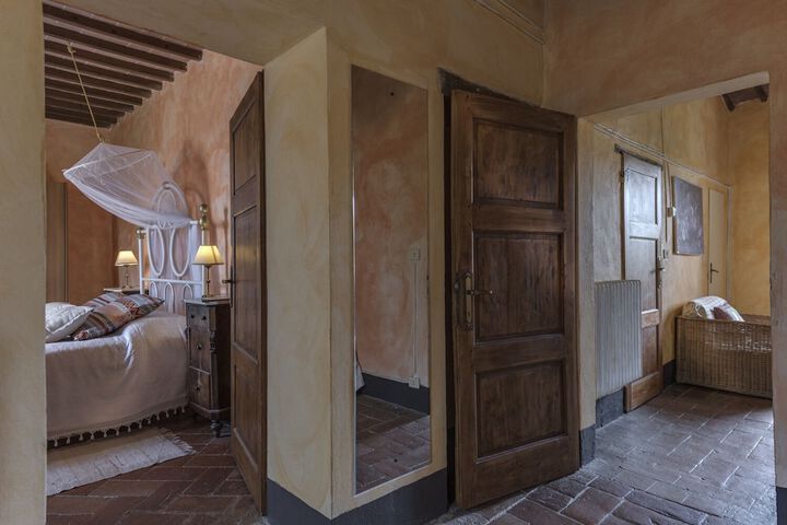 Room 18 of 145