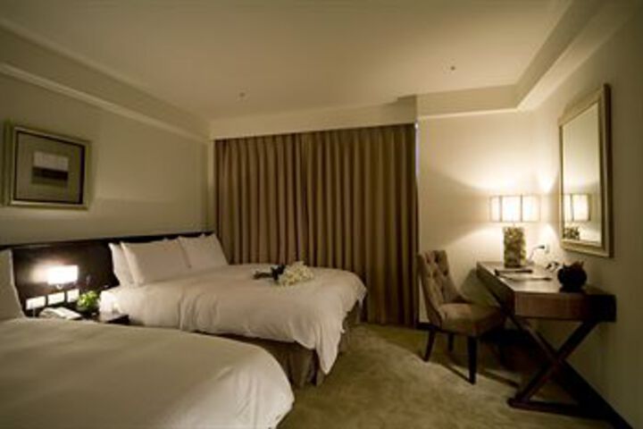 Room 8 of 28
