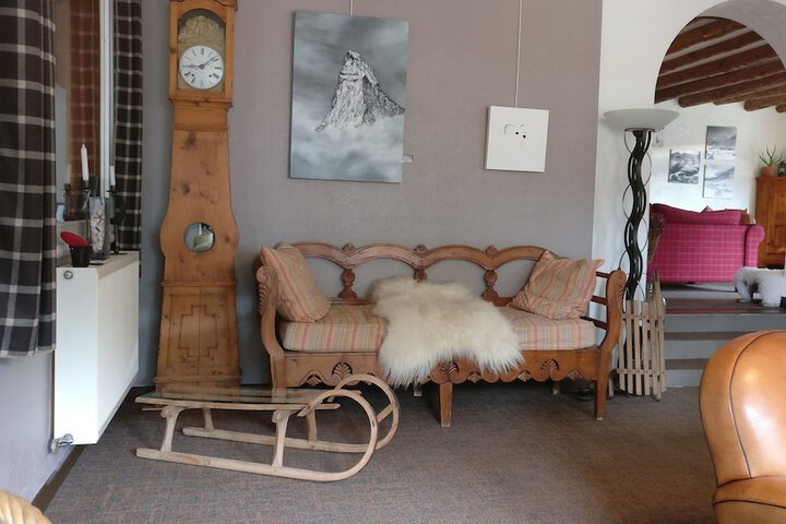 Lounge 43 of 53