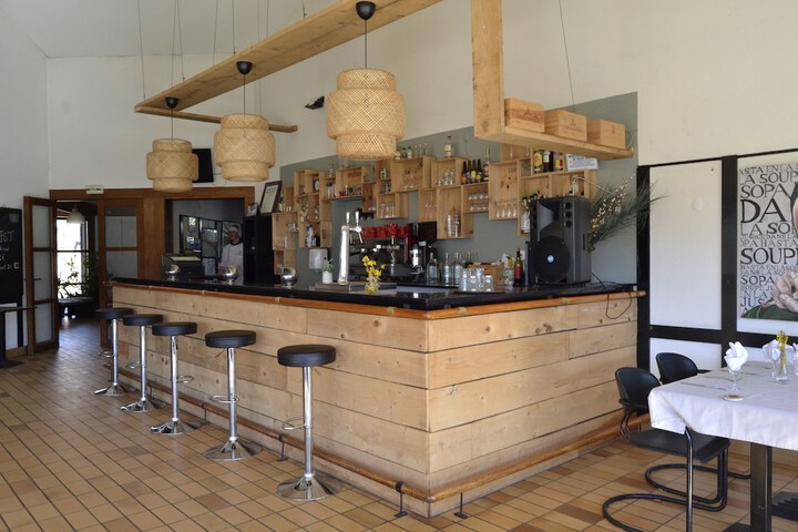 Lounge 7 of 11