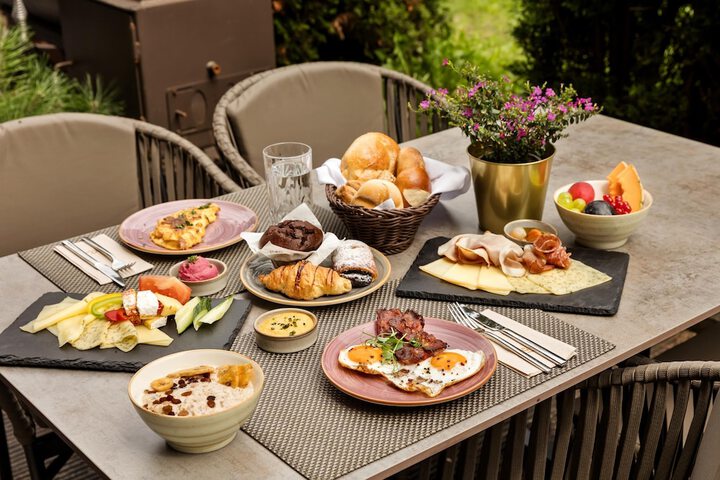 Breakfast/Coffee Service 90 of 116