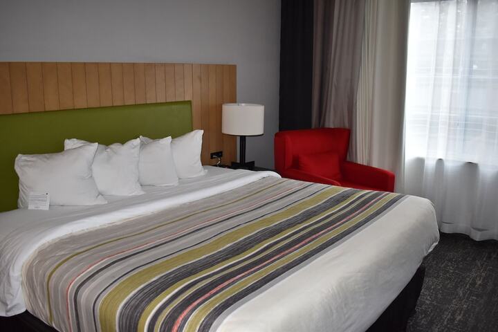 1 King Bed Accessible (51 of 55)