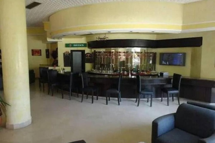 Lounge 38 of 56