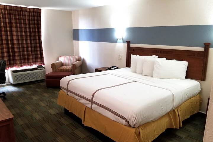 1 King Bed (3 of 9)